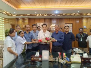 রাঙামাটি জেলা পরিষদের চেয়ারম্যানকে স্বাস্থ্য বিভাগের ফুলেল শুভেচ্ছা।