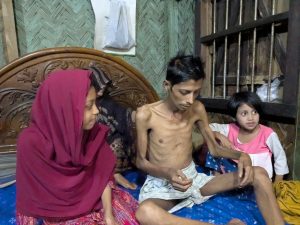 লিভার ক্যান্সারে মৃত্যুর সঙ্গে লড়াই, বাবাকে বাঁচাতে অসহায় দুই মেয়ে।