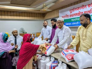 দুর্যোগে ক্ষতিগ্রস্ত ৫০০ পরিবার পেল প্রধানমন্ত্রীর ত্রাণ সহায়তা, পাশে জামায়াত নেতারা।