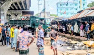 পতেঙ্গা কাঠগড় বাজারে আবারও উচ্ছেদ অভিযান: স্থায়ী সমাধান চান ব্যবসায়ীরা…