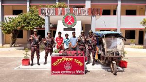 টেকনাফে অস্ত্র-গোলাবারুদ ও বিস্ফোরকসহ তিন রোহিঙ্গা আটক