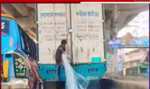 সিইপিজেড মোড়ে চলন্ত কাভার্ড ভ্যান থেকে পণ্য চুরির অভিযোগ