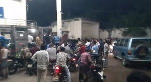 তেলের দাম বাড়ার খবরে খুলনার ফিলিং স্টেশনগুলোতে উপচে পড়া ভিড়