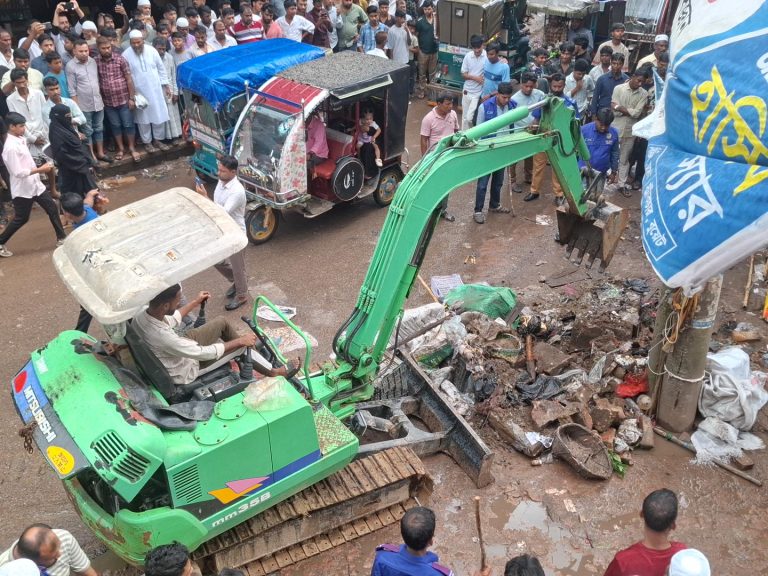 ঈদগাঁওয়ে উচ্ছেদ অভিযান অব্যাহত: এক্সাভেটর দিয়ে গুঁড়িয়ে দেওয়া হলো পাঁচ শতাধিক অবৈধ স্থাপনা