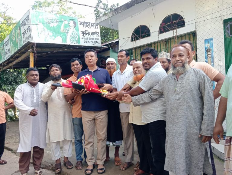 ব্যাঙছড়ি মুসলিম পাড়ায় জেলা পরিষদ সদস্য উথোয়াইমং মারমাকে ফুল দিয়ে বরণ