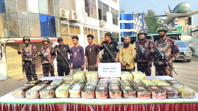 পৃথক অভিযানে ৫ লাখ ৯০ হাজার ইয়াবা উদ্ধার, আটক ৩