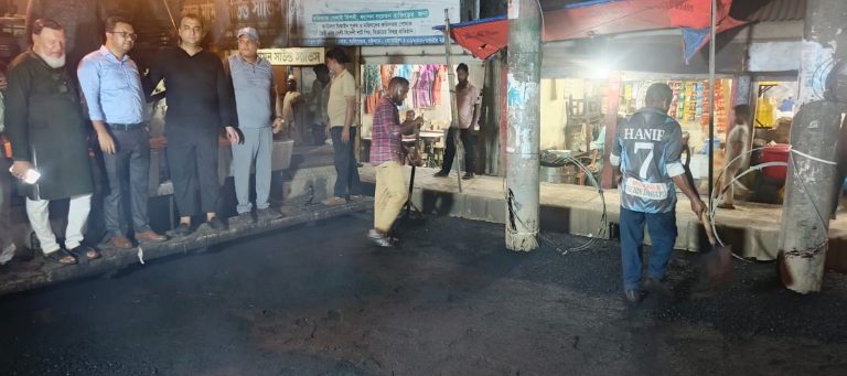 দীর্ঘদিন অবহেলিত ছোটপুল-পুলিশ লাইন সড়কে কার্পেটিং কাজ শুরু