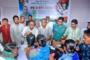 দেওয়ান বাজারে হিন্দু সম্প্রদায়ের মাঝে চাল বিতরণকালে ডা. শাহাদাত হোসেন