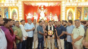 চট্টগ্রামের ৩৯ নম্বর ওয়ার্ডে পাঁচটি পূজামণ্ডপ পরিদর্শন করলেন ইসরাফিল খসরু