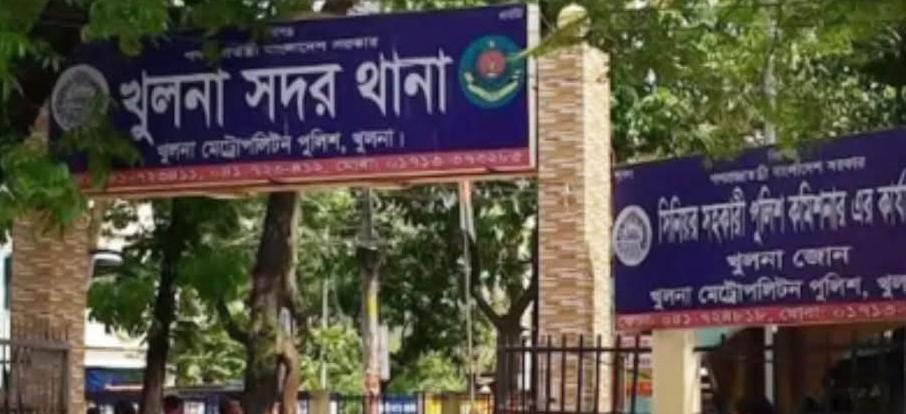 খুলনায় পুলিশ ইন্সপেক্টরকে চাপাতি দিয়ে কুপিয়ে টাকা-মোবাইল ছিনতাই