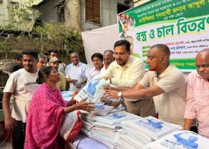 শারদীয় দুর্গাপূজা উপলক্ষে সনাতনী সম্প্রদায়ের মাঝে বস্ত্র ও চাল বিতরণ