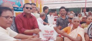পাঁচবিবিতে ১ হাজার ৮০০ পরিবারের মাঝে মেয়র প্রার্থী শামীমের পূজাসামগ্রী বিতরণ