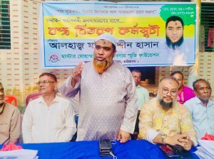সাতকানিয়ার কাঞ্চনায় ২০০ সনাতন ধর্মাবলম্বীর মাঝে বস্ত্র বিতরণ