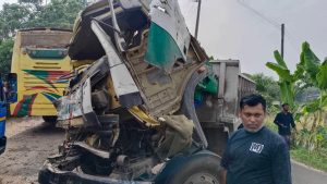 খুলনার ডুমুরিয়ায় বাসের ধাক্কায় মোটরসাইকেল দুমড়েমুচড়ে নিহত ২