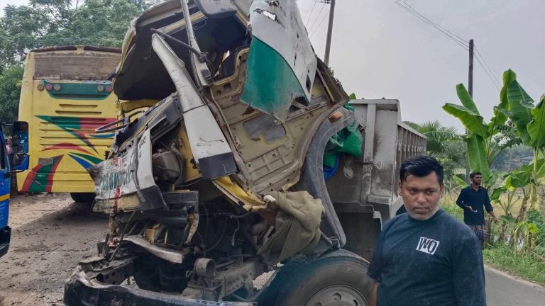 খুলনার ডুমুরিয়ায় বাসের ধাক্কায় মোটরসাইকেল দুমড়েমুচড়ে নিহত ২