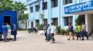 রাঙামাটিতে পুলিশের বিশেষ অভিযান, মাদক কারবারি-সেবীসহ গ্রেপ্তার ১০