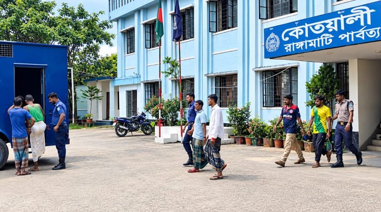 রাঙামাটিতে পুলিশের বিশেষ অভিযান, মাদক কারবারি-সেবীসহ গ্রেপ্তার ১০