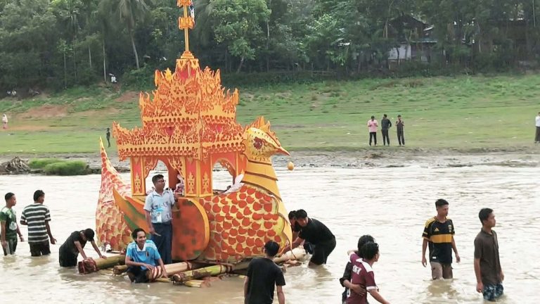 মাতামুহুরীর বুকে কল্পজাহাজের বর্ণিল শোভা, সম্প্রীতির উৎসবে একাকার আলীকদম