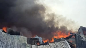গাজীপুরে পোশাক কারখানার গোডাউনে আগুন, নিয়ন্ত্রণে ফায়ারের ৮ ইউনিট