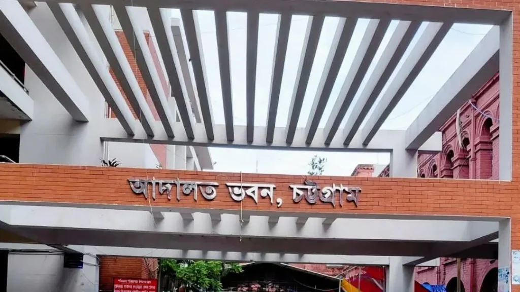 বিচারকের সামনে অস্বাভাবিক আচরণ, ২ বছরের নিষেধাজ্ঞা আইনজীবীর