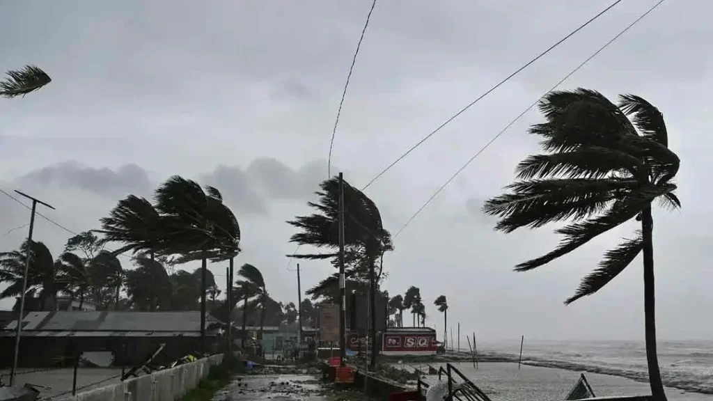 চট্টগ্রামসহ ৮ অঞ্চলে ঝড়ের আভাস