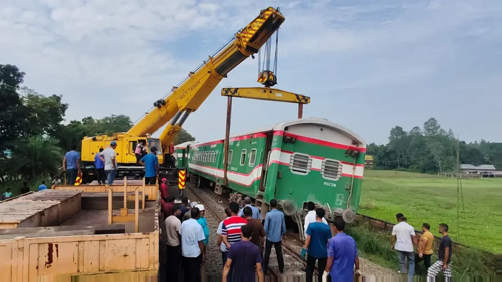 ৬ ঘণ্টা ধরে বন্ধ ঢাকার সঙ্গে উত্তরবঙ্গের রেল যোগাযোগ, উদ্ধারকাজ চলছে